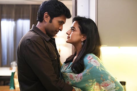 இறுகப்பற்று Review: கரங்களை மட்டுமல்ல... காதலையும்!