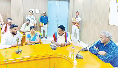 நாயக்கனேரி ஊராட்சி மன்ற தலைவரை பதவி பிரமாணம் செய்து வைக்கக்கோரி, ஆட்சியர் அலுவலகத்தில் நேற்று ஆட்சியர் பாஸ்கர பாண்டியன் தலைமையில் பேச்சுவார்த்தை நடைபெற்றது.