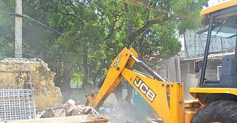 திருப்பூர் ஆட்சியருக்கு வந்த புகார் - தீண்டாமை சுவர் இடித்து அகற்றம்