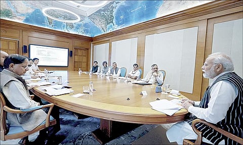 கடந்த ஆகஸ்ட் 15-ம் தேதி சுதந்திர தின உரையில் சில முக்கியத் திட்டங்களை பிரதமர் மோடி அறிவித்தார். இந்நிலையில் இத்திட்டங்களை நடைமுறைப்படுத்துவது தொடர்பான கலந்தாலோசனை கூட்டம் நேற்று டெல்லியில் பிரதமர் மோடி தலைமையில் நடைபெற்றது. படம்: பிடிஐ