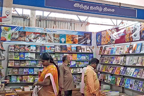 திண்டுக்கல் புத்தக திருவிழாவில் லட்சக்கணக்கான புத்தகங்கள் குவிப்பு: ஆர்வம் காட்டும் வாசகர்கள்