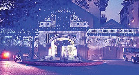 தேசிய அஞ்சல் வாரத்தை முன்னிட்டு, அண்ணாசாலை தலைமை அஞ்சலக வளாகத்தில் உள்ள அஞ்சல் சேகரிப்பு மையம், வண்ண மின்விளக்குகளால் அலங்கரிக்கப்பட்டுள்ளது. படம்: ம.பிரபு