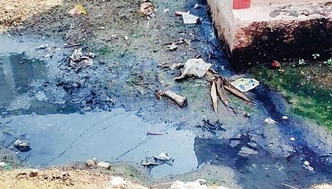 வேப்பனப்பள்ளி அருகே பந்திகுறி கிராமத்தில் வீடு களுக்கு அருகே சாக்கடை கால் வாயில் தேங்கியுள்ள கழிவுநீர்.