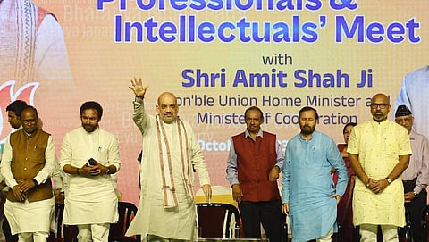 மத்திய உள்துறை அமைச்சர் அமித் ஷா,  மத்திய இணை அமைச்சரும் மாநில பாஜக தலைவருமான ஜி.கிஷண் ரெட்டி. பாஜக நிர்வாகிகள்