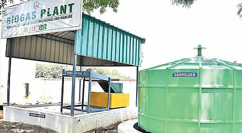 மறவமங்கலம் அரசு மேல்நிலைப் பள்ளியில் ஏற்படுத்தப்பட்ட காய்கறி, உணவுக்கழிவு மூலம் எரிவாயு தயாரிக்கும் அமைப்பு.