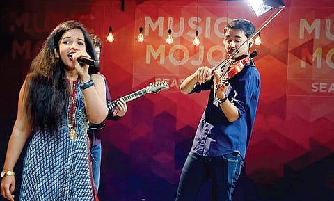 இறை கீதங்கள்: புதிய பாணியில் பழைய பாடல்!