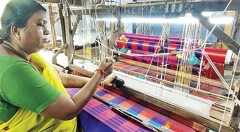 அருப்புக்கோட்டையில் தயாராகும் வாழைநார் பட்டு சேலைகள்!