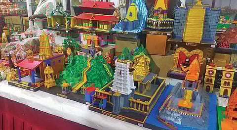 கோவை பூம்புகார் விற்பனையகத்தில் விற்பனைக்காக வைக்கப்பட்டுள்ள கொலு பொம்மைகள். 
படங்கள்: ஜெ.மனோகரன்.