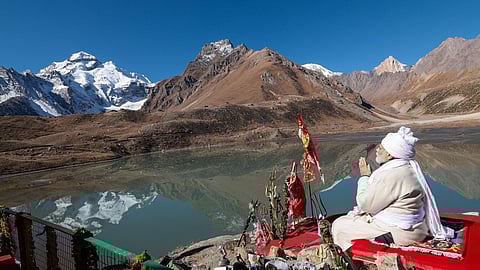 உத்தராகண்ட் மாநிலம், பித்தோராகர் மாவட்டம், ஜியோலிங்காங் கிராமத்தில் அமைந்துள்ள சிவன்-பார்வதி கோயிலில் பிரதமர் நரேந்திர மோடி நேற்று வழிபாடு நடத்தினார். அப்போது புனித கைலாஷ் மலையை நோக்கி அமர்ந்து அவர் தியானம் செய்தார்.
