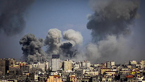 வலுக்கும் போர் | காசாவிலிருந்து வெளியேறிய 4.23 லட்சம் பேர்; குடிதண்ணீர் கூட இல்லாமல் தவிக்கும் மக்கள்: ஐ.நா. அறிக்கை