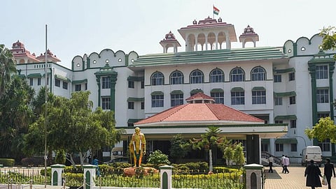 விவசாயிகள் இழப்பீடு கோரி வழக்கு: உயர் நீதிமன்றத்தில் கடலூர், தஞ்சாவூர் மாவட்ட ஆட்சியர்கள் ஆஜர்