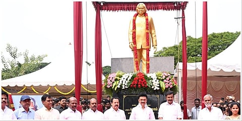 அண்ணா பல்கலை. வளாகத்தில் முன்னாள் குடியரசுத் தலைவர் டாக்டர் ஏ.பி.ஜெ. அப்துல் கலாமின் திருவுருவச் சிலையை தமிழக முதல்வர் மு.க.ஸ்டாலின் திறந்து வைத்தார்.