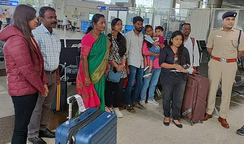 இஸ்ரேலில் இருந்து மதுரை விமான நிலையம் வந்தடைந்த மாணவிகள் மாவட்ட நிர்வாகத்தின் சார்பில் சொந்த ஊர்களுக்கு அனுப்பிவைக்கப்பட்டனர்