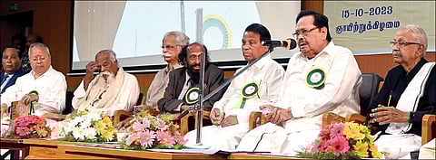 தமிழியக்கத்தின் 6-ம் ஆண்டு தொடக்க விழா சென்னையில் அதன் நிறுவனர், விஐடி பல்கலைக் கழகத்தின் வேந்தர் கோ.விஸ்வநாதன் தலைமையில் நேற்று நடந்தது. அமைச்சர் துரைமுருகன், திராவிடர் கழக தலைவர் கி.வீரமணி, முன்னாள் துணைவேந்தர் வேதகிரி சண்முகசுந்தரம், உலக திருக்குறள் இணையக் கல்விக்கழக இயக்குநர் மறைமலை இலக்குவனார், பன்னாட்டுத் தமிழுறவு மன்ற உலக அமைப்பாளர் வா.மு.சேதுராமன், விஜிபி உலக தமிழ் சங்க நிறுவனர் வி.ஜி.சந்தோசம், நல்லி குப்புசாமி, அப்துல்காதர் பங்கேற்றனர். படம்: எஸ்.சத்தியசீலன்