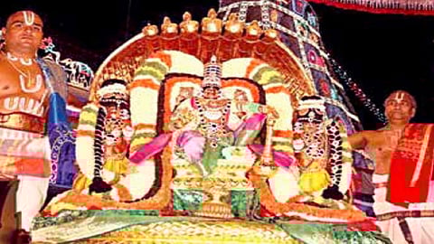 திருப்பதி நவராத்திரி பிரம்மோற்சவ விழாவின் முதல் நாளான நேற்று இரவு பெரிய சேஷ வாகனத்தில் ஸ்ரீதேவி, பூதேவி சமேதமாய் மலையப்பர் எழுந்தருளி பக்தர்களுக்கு அருள் பாலித்தார்.