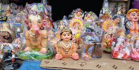 தவழும் விநாயகர், உறியுடன் கிருஷ்ணர்: வீடுகளை அலங்கரிக்க விதவிதமான பொம்மைகள்!