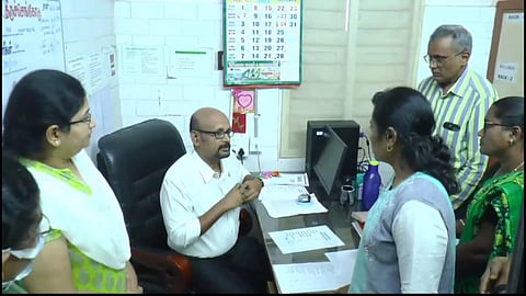 குழந்தை விற்பனை விவகாரம் தொடர்பாக திருச்செங்கோடு அரசு மருத்துமனையில் மாவட்ட நலப்பணிகள் இணை இயக்குநர் ராஜ்மோகன் விசாரணை நடத்தினார்.