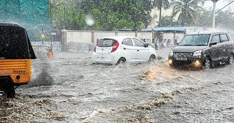 சேலத்தில் நேற்று மாலை கனமழை பெய்தது. குரங்குச்சாவடி பகுதியில் சாலையில் பெருக்கெடுத்து ஓடிய மழை நீரில் ஊர்ந்து சென்ற வாகனங்கள். படம்: எஸ். குரு பிரசாத்