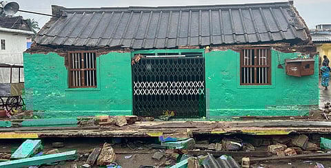 உடுமலை அருகே பேருந்துக்காக காத்திருந்தபோது மழையில் மேற்கூரை இடிந்து 3 பேர் உயிரிழப்பு