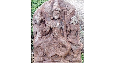 கோனேரிராஜபுரத்தில் கண்டெக்கப்பட்ட கி.பி.10-ம் நூற்றாண்டு சோழர் காலத்து கற்சிலை.