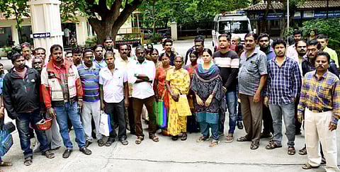 மதுரை நகைக் கடையில் பணம் செலுத்தி பாதிக்கப்பட்ட மக்கள்.