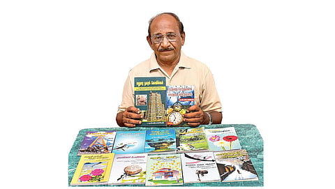 தான் எழுதிய நூல்களுடன் டி.வி.எஸ்.மணியன்