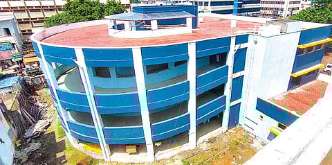 சிந்தாமணி காளியம்மன் கோயில் தெருவில் கட்டப்பட்டுள்ள இரண்டடுக்கு வாகன நிறுத்துமிடம்.