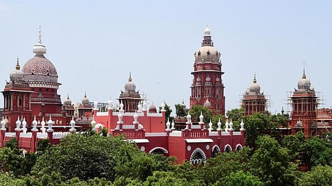 விஏஓ-க்கள் பாதுகாப்புக்கு தனி சட்டம் கோரிய மனுவை பரிசீலித்து முடிவெடுக்க அரசுக்கு ஐகோர்ட் உத்தரவு