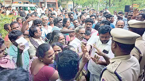 சிவகாசி பட்டாசு கடை வெடி விபத்தில் உயிர் இழந்தோரின் உடல்களை வாங்க மறுத்து, விருதுநகர் மாவட்ட ஆட்சியர் அலுவலகத்தை முற்றுகையிட்டு போராட்டம் நடத்திய உறவினர்கள்.