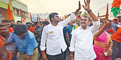 ஈரோடு மாவட்டம் சத்தியமங்கலத்தில் நடந்த ‘என் மண், என் மக்கள்’ யாத்திரையில் பாஜக மாநிலத் தலைவர் அண்ணாமலை மற்றும் மத்திய இணை அமைச்சர் எல்.முருகன் ஆகியோர் பங்கேற்றனர்.