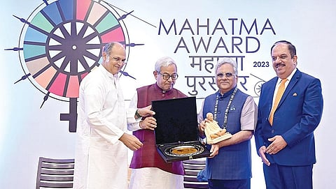 புதுடெல்லியில் அண்மையில் நடைபெற்ற விழாவில், சென்னையைச் சேர்ந்த பிரபல மனநல மருத்துவர் டாக்டர் உடுப்பி கௌதம் தாஸுக்கு (வலமிருந்து 2-வது) ‘மகாத்மா’ விருது வழங்கப்பட்டது. உடன் ‘மகாத்மா’ விருதின் நிறுவனர் அமித் சச்தேவா, காந்தியடிகள் நிறுவிய குஜராத் வித்யா பீடத்தின் அறங்காவலர் உத்தம் பர்மார் உள்ளிட்டோர்.