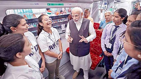 டெல்லியின் துஹாய் முதல் சாஹிபாபாத் வரையிலான நமோ பாரத் அதிவேக ரயில் சேவையை (ஆர்ஆர்டிஎஸ்)  பிரதமர் நரேந்திர மோடி நேற்று தொடங்கி வைத்தார். விழாவுக்குப் பின்னர் காசியாபாத்தில் பள்ளிச் சிறுமிகளுடன் பிரதமர் மோடி உரையாடினார்.