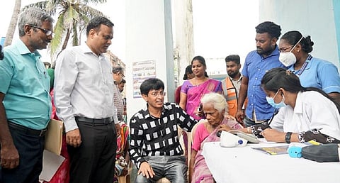 மழைக்கால நோய்களைத் தடுக்க பட்டினப்பாக்கத்தில் மருத்துவ முகாம்: மாநகராட்சி ஆணையர் ஆய்வு