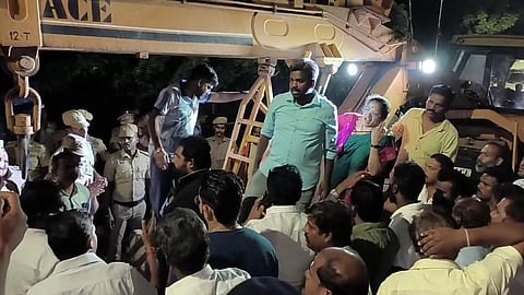 போராட்டத்தில் ஈடுபட்ட தொண்டர்கள்