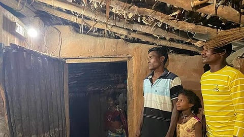 சத்தீஸ்கரில் நக்சல்கள் துண்டித்த மின்சாரத்தை 20 ஆண்டுக்கு பிறகு மீண்டும் பெற்ற கிராமம்