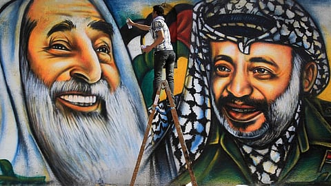 காசா நகரில் யாசர் அராபத் (வலது) மற்றும் ஷேக் அகமது யாசின் (இடது) ஆகியோரின் சுவரோவியம்