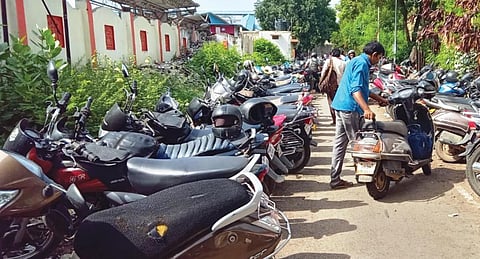 அரக்கோணம், மீனம்பாக்கம் உட்பட 7 ரயில் நிலையங்களில் விரைவில் வாகனங்களை நிறுத்தும் வசதி: ஒப்பந்ததாரர்கள் தேர்வு பணி தீவிரம்