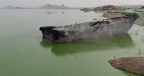 மேட்டூர் அடுத்த கீரைக்காரனுர் காவிரி ஆற்றில் எரிந்த நிலையில் காணப்படும் மீன்வளத்துறைக்கு சொந்தமான விசைப்படகு.