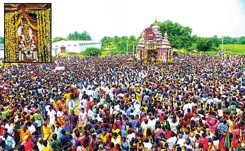 தாடிக்கொம்பு அருகேயுள்ள அகரம் முத்தாலம்மன் கோயில் திருவிழாவின்போது பக்தர்கள் வெள்ளத்தில் மிதந்து வந்த ஆயிரம் பொன் சப்பரத்தேர். (உள்படம்) சர்வ அலங்காரத்தில் எழுந்தருளிய முத்தாலம்மன். படங்கள்: நா.தங்கரத்தினம்﻿﻿