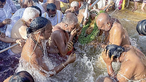 திருப்பதி ஏழுமலையான் கோயிலில் நேற்று முன்தினம் நடைபெற்ற சக்கர ஸ்நான நிகழ்வில், சக்கரத்தாழ்வாருக்கு தீர்த்தவாரி சிறப்பாக நடந்தேறியது.