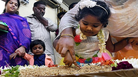 நெல்லில் எழுதி கல்வியை தொடங்கிய குழந்தை | படம்: எம்.சாம்ராஜ்