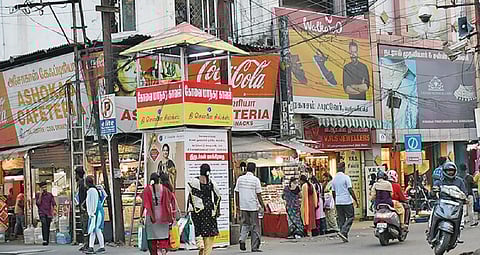 தீபாவளி நெருங்குவதால் கோவை கடைவீதிகளில் அதிகரிக்கும் கூட்டம் - ‘வாட்ச் டவர்’ அமைத்து போலீஸார் கண்காணிப்பு