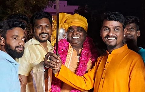 பட்டா கத்தியால் கேக் வெட்டிய இந்து எழுச்சிப் பேரவை அமைப்பின் நிர்வாகி கைது