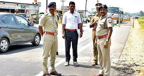 திருவண்ணாமலையில் இருந்து கிருஷ்ணகிரி செல்லும்  நெடுஞ்சாலையில் ஆய்வு மேற்கொண்ட வேலூர் சரக டிஐஜி முத்துசாமி. அருகில், காவல் கண்காணிப்பாளர் கார்த்திகேயன் உள்ளிட்டோர்.