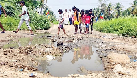 திருச்செங்கோடு அருகே சத்தியநாயக்கன்பாளையம் திருவள்ளுவர் நகரில் சாலையில் தேங்கும் கழிவுநீரால், சிரமத்துடன் அப்பகுதியைக் கடந்து செல்லும் மாணவ, மாணவிகள்.