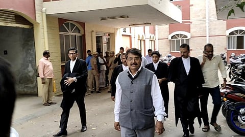 கோவை சிபிஐ நீதிமன்றத்தில் சரணடைந்த ஐ.ஜி. பிரமோத்குமார்.