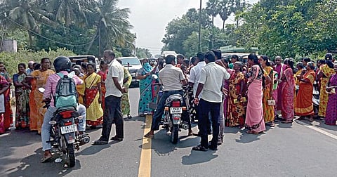 மாமல்லபுரம் | மகளிர் உரிமை தொகை கோரி பெண்கள் சாலை மறியல் போராட்டம்