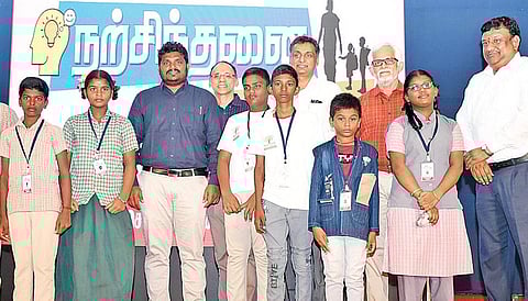 வாக்கரூ நிறுவனம், ‘இந்து தமிழ் திசை ’ நாளிதழ் இணைந்து கோவை சித்தா புதூர் பள்ளியில் நடத்திய நிகழ்வில் சமூக முன்னேற்றத்துக்காக நற்செயல்களை முன்னெடுத்த மாணவர்களை மாநகராட்சி ஆணையர் சிவகுரு பிரபாகரன், இந்து தமிழ் திசை தலைமை இயக்கக அலுவலர் சங்கர் வி.சுப்ரமணியம், பொதுமேலாளர் ராஜ்குமார் கவுரவித்தனர்.