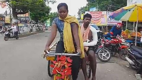 காயமடைந்த தந்தையை மருத்துவமனையில் அனுமதிக்க 3 சக்கர சைக்கிளில் 35 கி.மீ. தூரம் அழைத்துச் சென்ற சிறுமி