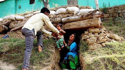 பாகிஸ்தான் குண்டுவீச்சிலிருந்து பதுங்கு குழிகள்தான் எங்களை காப்பாற்றின: ஜம்மு-காஷ்மீர் கிராம மக்கள் கண்ணீருடன் தகவல்